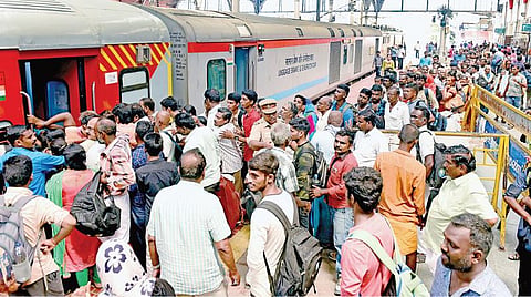 ஆயுதபூஜை தொடர் விடுமுறையை முன்னிட்டு சொந்த ஊர் செல்ல பயணிகள் குவிந்ததால் ரயில், பேருந்து நிலையங்களில் கூட்டம்: கோயம்பேடு, தாம்பரம் உள்ளிட்ட 5 இடங்களில் இருந்து 930 சிறப்பு பேருந்துகள் இயக்கம்