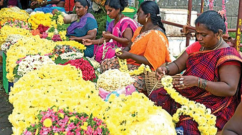 ஆயுத பூஜையை முன்னிட்டு சென்னை கோயம்பேட்டில் கதம்பம், சாமந்தி சரம் கட்டுவதில் மும்முரமாக ஈடுபட்டுள்ள பெண்கள்.