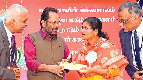 இந்தியன் ஓவர்சீஸ் வங்கி சார்பில் அனைத்து பொதுத்துறை மற்றும் தனியார் வங்கிகளை ஒருங்கிணைத்து கடனுதவி வழங்கும் மக்கள் தொடர்பு திட்ட முகாம் சென்னையில் நேற்று நடைபெற்றது. இதில் கலந்து கொண்டு பயனாளிகளுக்கு கடனுதவி தொகைகளை வழங்குகிறார் மத்திய சிறுபான்மை விவகாரத் துறை அமைச்சர் முக்தர் அப்பாஸ் நக்வி. உடன் இந்தியன் ஓவர்சீஸ் வங்கியின் நிர்வாக இயக்குநர் கர்ணம் சேகர், இந்தியன் வங்கியின் செயல் இயக்குநர் பட்டாச்சார்யா | படம்: க.ஸ்ரீபரத்
