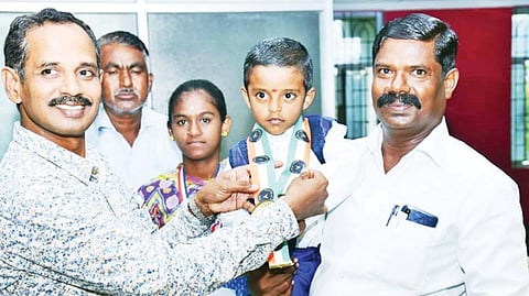 உலக அளவில் நடந்த சிலம்பம் போட்டியில் தங்கம் வென்று, இந்தியா புக் ஆப் ரெகார்டில் இடம் பெற்ற கிருஷ்ணகிரி மாணவர் தரஸ்வினை மாவட்ட ஆட்சியர் பிரபாகர் பாராட்டினார்.