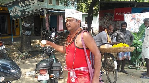 குடுகுடுப்பைக்காரர் வேடமிட்டு பிரச்சாரத்தில் ஈடுபடும் கோவிந்தன்.