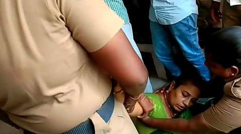 வழக்கு விசாரணைக்கு ஆஜரானபோது நீதிமன்றத்தில் மயங்கி விழுந்தார் பேராசிரியை நிர்மலா தேவி