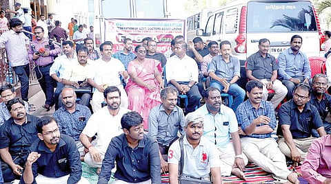 சென்னை அரசு பொது மருத்துவமனையில் அவசர செயற்குழுக் கூட்டம் நடத்துவதற்கு நிர்வாகம் அனுமதி மறுத்ததால், மருத்துவமனை நுழைவு வாயிலில் அமர்ந்து தர்ணா போராட்டத்தில் ஈடுபட்ட டாக்டர்கள்.படம்: பு.க.பிரவீன்