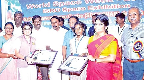 கோபி கலை அறிவியல் கல்லூரியில் நடைபெற்ற இஸ்ரோ விண்வெளி கண்காட்சியையொட்டி நடத்தப்பட்ட போட்டியில் வெற்றி பெற்று இஸ்ரோவில் ராக்கெட் ஏவுவதை நேரடியாக பார்க்க தேர்வு செய்யப்பட்ட மாணவிகள் கே.வினோதா, எம்.மகிமா சுவேதா ஆகியோரை பள்ளிக்கல்வித்துறை அமைச்சர் கே.ஏ.செங்கோட்டையன் கவுரவித்தார். அருகில் ஈரோடு மாவட்ட ஆட்சியர் சி.கதிரவன், விஐடி பல்கலைக்
கழக வேந்தர் ஜி.விஸ்வநாதன் மற்றும் கல்லூரி நிர்வாகிகள் உள்ளனர்.