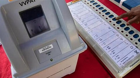 மேடை, பந்தல், வரவேற்பு தோரணங்கள், ஒலிபெருக்கிகள் இல்லாமல் மக்களிடம் கலந்துரையாடி வாக்குசேகரிக்கும் கட்சிகள்: நாங்குநேரி தொகுதி இடைத்தேர்தல் பிரச்சார உத்தி