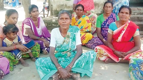 பெண்கள் மத்தியில் விழிப்புணர்வு பாடலைப் பாடும் மூதாட்டி நீலாவதி.