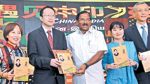 சீன ஊடகக் குழுமத்தின் தமிழ் பிரிவு சார்பில் சீன - இந்திய சந்திப்பு என்ற இணையப் பரிமாற்ற நிகழ்ச்சி சென்னையில் நேற்று நடைபெற்றது. இந்நிகழ்ச்சியில் தமிழ் வளர்ச்சி மற்றும் தொல்லியல் துறை அமைச்சர் பாண்டியராஜன் பங்கேற்று சீன ஊடகக் குழுமத்தின் தமிழ் பிரிவைச் சேர்ந்தவர்களுக்கு திருக்குறள் மற்றும் கீழடி ஆய்வு புத்தகங்களை வழங்கினார். படம்: க.பரத்
