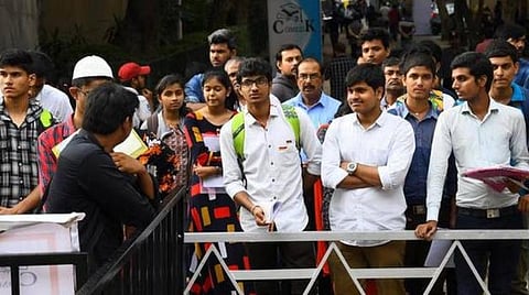 பொறியியல் கல்வி நிலையங்களில் குறைந்த வருகைப்பதிவு கொண்ட பொறியியல் மாணவர்கள் தேர்வெழுத அனுமதி: மத்திய அரசின் புதிய திட்டம்