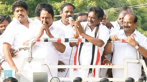 அதிமுக வேட்பாளர் முத்தமிழ் செல்வனை ஆதரித்து அமைச்சர் செங்கோட்டையன் வாக்கு சேகரிக்கிறார்.