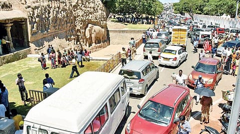 அர்ஜுனன் தபசு சிற்பம் முன்பு ஏற்பட்ட வாகன நெரிசல். (