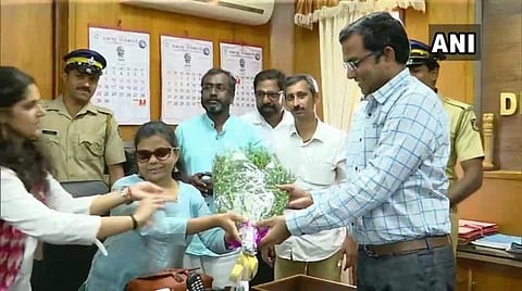 மாவட்ட சார் ஆட்சியராக பொறுப்பேற்றுக்கொண்ட பிரஞ்சல் பாட்டீலுக்கு சிறப்பான வரவேற்பு அளிக்கப்பட்டது. | படம்: ஏஎன்ஐ.
