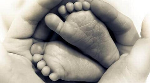 உ.பி.யில் இறந்த குழந்தையை புதைக்க பள்ளம் தோண்டியபோது உயிருடன் கிடைத்த குழந்தை