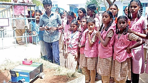 வத்தலகுண்டு மகாலெட்சுமி பள்ளியில் அலைபேசி மூலம் கட்டுப்படுத்தி விவசாயப் பணிகளை செய்யும் கருவியை செயல்விளக்கம் செய்து காண்பித்த செக்காபட்டி கிராம அரசு மேல்நிலைப் பள்ளி மாணவர் கணேஷ்குமார்.
