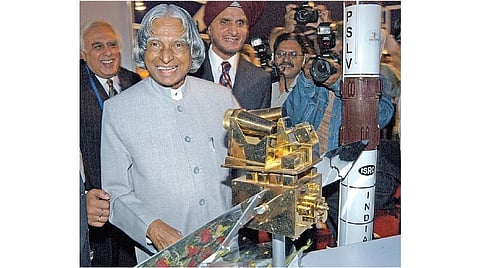 உள்நாட்டிலேயே தயாரிக்கப்பட்ட பிஎஸ்எல்வி ராக்கெட் மற்றும் செயற்கைக் கோள் மாதிரிகளுடன் கலாம்.