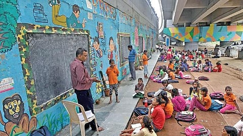 பாலத்துக்கு அடியில் இலவச பாடசாலை: கல்வியின் அருமையை உணர்த்தும் மாமனிதர்