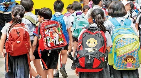 எடை குறைவான புத்தகப் பை: பள்ளிகளுக்கு டெல்லி அரசு உத்தரவு