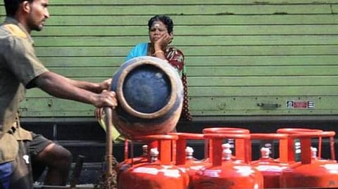 சமையல் கேஸ் சிலிண்டர்கள் டெலிவரிக்கு கூடுதல் டிப்ஸ் கேட்கும் ஊழியர்கள்: என்ன நடவடிக்கை எடுக்கப்பட்டுள்ளது?- உயர் நீதிமன்றம் கேள்வி