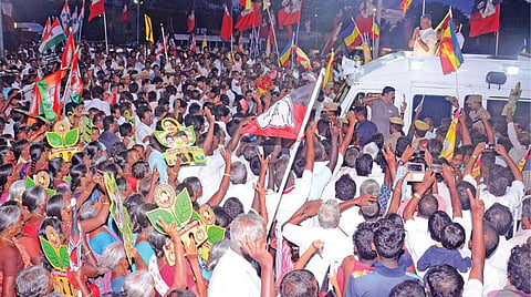 நாங்குநேரி சட்டப்பேரவை தொகுதி இடைத்தேர்தலில், அதிமுக வேட்பாளர் நாராயணனை ஆதரித்து, மூன்றடைப்பு கிராமத்தில் பிரச்சாரத்தில் ஈடுபட்ட துணை முதல்வர் ஓ.பன்னீர்செல்வம்.படம்: மு.லெட்சுமி அருண்