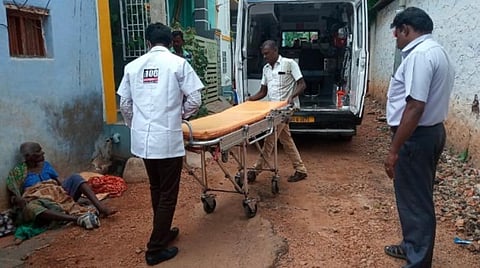 பெற்ற தாயை வீதியில் விட்ட கொடூரம்: கோவில்பட்டி பத்திரிகையாளர்கள் உதவியால் மூதாட்டி மீட்பு; துரிதமாக நடவடிக்கை எடுத்த கோட்டாட்சியருக்குக் குவியும் பாராட்டு