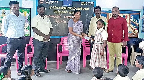 நூல்களை நேசிக்கும் அரசு பள்ளி மாணவர்கள்