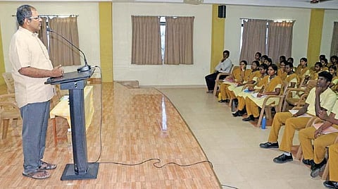 படித்தவற்றை சொந்த நடையில் எழுதி பழகுங்கள்: பள்ளி மாணவர்களுக்கு அறிவுரை