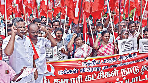 மத்திய அரசின் தவறான பொருளாதாரக் கொள்கையை கண்டித்து, சேலம் ஆட்சியர் அலுவலகம் அருகே கம்யூனிஸ்ட் கட்சிகள் சார்பில் கண்டன ஆர்ப்பாட்டம் நடந்தது. இதில், இந்திய கம்யூனிஸ்ட் மாநிலச் செயலாளர் முத்தரசன் உள்ளிட்டோர் பங்கேற்றனர். படம்: எஸ்.குரு பிரசாத்