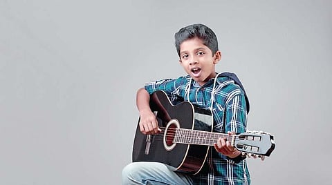 தானாக இசைக்கும் நானோ கிட்டார் கண்டுபிடிப்பு