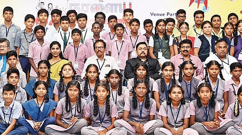 வேலூர் இன்ஸ்டிடியூட் ஆஃப் டெக்னாலஜி(விஐடி), ‘இந்து தமிழ்' நாளிதழ் மற்றும் தமிழ்நாடு அறிவியல் இயக்கம் இணைந்து திருச்சி தேசியக் கல்லூரியில் கடந்த அக்.13-ம் தேதி நடத்திய, திருச்சி மண்டல அளவிலான ‘நாளைய விஞ்ஞானி' என்ற தலைப்பிலான அறிவியல் திருவிழாவில் சமர்ப்பிக்கப்பட்ட ஆய்வுகளில் இருந்து மாநில அறிவியல் திருவிழாவில் பங்கேற்க தேர்வு செய்யப்பட்ட 25 ஆய்வுக் கட்டுரைகளைச் சமர்ப்பித்த பள்ளி மாணவ, மாணவிகளுடன் (இடமிருந்து) தேசியக் கல்லூரி முதல்வர் ஆர்.சுந்தர்ராமன், திருச்சி மாவட்ட துணை ஆட்சியர் எஸ்.சரண்யா ஐஏஎஸ், தமிழ்நாடு அறிவியல் இயக்க மாநிலத் தலைவர் முனைவர் தினகரன், விஐடி பல்கலைக்கழக முதுநிலை உதவிப் பேராசிரியர் அனு பைசல், திருவனந்தபுரம் விக்ரம் சாராபாய் விண்வெளி மைய விஞ்ஞானி வீ.ராஜசேகர், தமிழ்நாடு அறிவியல் இயக்க மாநில துணைத் தலைவர் முனைவர் சுகுமாறன். படங்கள்: ஜி.ஞானவேல்முருகன்