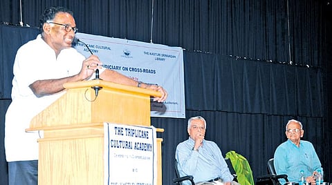திருவல்லிக்கேணி கலாச்சார அகாடமி மற்றும் கஸ்தூரி சீனிவாசன் நூலகம் சார்பில் மயிலாப்பூரில் நேற்று நடைபெற்ற ‘முக்கியமான கட்டத்தில் நீதித்துறை' என்ற தலைப்பிலான கருத்தரங்கில் பேசுகிறார் உச்ச நீதிமன்ற முன்னாள் நீதிபதி ஜெ.செலமேஸ்வர். உடன் அகாடமியின் செயலர் கிருஷ்ணசாமி, துணைத் தலைவர் சந்தான கோபாலகிருஷ்ணன். படம்: க.ஸ்ரீபரத்