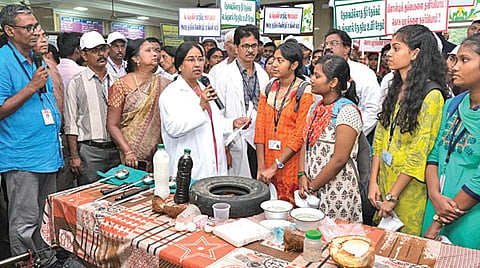 சென்னை ராஜீவ் காந்தி அரசு பொது மருத்துவமனையில் டெங்கு தடுப்பு தினம் மற்றும் டெங்கு ஒழிப்பு விழிப்புணர்வு நிகழ்ச்சி நேற்று நடத்தப்பட்டது. இதில் கலந்துகொண்ட அரசு பொது மருத்துவமனையின் டீன் ஜெயந்தி, மருத்துவக்கல்லூரி மாணவர்களிடம் டெங்குவை ஒழிக்கும் வழிமுறைகள் குறித்து விளக்கினார். உடன், மருத்துவ கண்காணிப்பாளர் நாராயணசாமி.