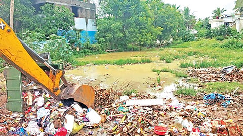 திருவாரூர் மாவட்டம் மன்னார்குடி அருகே அசேஷம் பாரதிதாசன் நகரில் இறைச்சிக் கடைகளில் இருந்து கொட்டப்பட்டிருந்த கழிவுகளை அகற்றும் பணி பொக்லைன் உதவியுடன் நேற்று நடைபெற்றது.