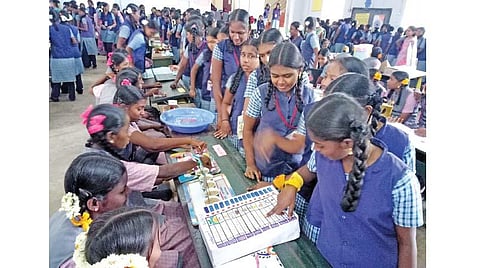 பசுமை குடில், இயற்கை எரிபொருள், மழைநீர் சேகரிப்பு: அரசு பள்ளியில் அறிவியல் கண்காட்சி