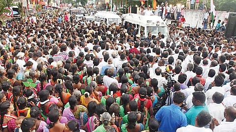 விக்கிரவாண்டி சட்டப்பேரவை இடைத்தேர்தலில் அதிமுக வேட்பாளர் எம்.ஆர்.முத்தமிழ்செல்வனை ஆதரித்து நேற்று மாலை தும்பூரில் வேனில் இருந்தபடியே பிரச்சாரம் செய்கிறார் முதல்வர் பழனிசாமி.