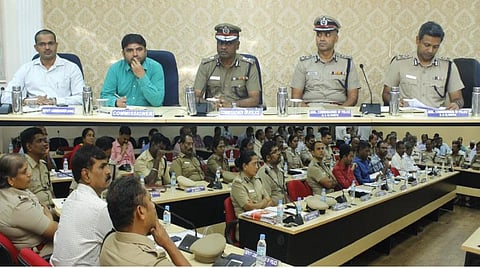 வடகிழக்கு பருவமழை முன்னேற்பாட்டு பணிகள் : சென்னை மாநகராட்சி, காவல்துறை ஒருங்கிணைப்புக் கூட்டம்