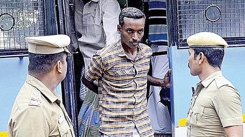 வங்கி கொள்ளை வழக்கில் முருகன் கூட்டாளி கணேசனிடம் விசாரிக்க போலீஸுக்கு அனுமதி: விற்கப்பட்ட நகைகளை மீட்க தனிப்படை தீவிரம்