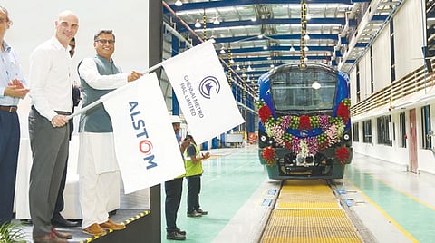 சென்னை முதல்கட்ட மெட்ரோ ரயில் விரிவாக்க திட்டத்துக்கான முதல் ரயிலை சென்னை மெட்ரோ ரயில் நிறுவனத்தின் நிர்வாக இயக்குநர் பங்கஜ்குமார் பன்சல் ஆந்திர மாநிலம் சிட்டியில் இருந்து நேற்று கொடியசைத்து தொடங்கி வைத்தார். இந்நிகழ்ச்சியில், ஆல்ஸ்டோம் நிறுவன நிர்வாக இயக்குநர் ஓடின் புரூனோ ஆல்ஸ்டோம், சென்னை மெட்ரோ ரயில் நிறுவன இயக்குநர் எல்.நரசிம்மபிரசாத் உட்பட பலர் பங்கேற்றனர்.