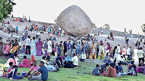 இந்திய பிரதமர் மோடி மற்றும் சீன அதிபர் ஜி ஜின்பிங் வருகைக்கு பிறகு வெண்ணெய் உருண்டை பாறையை பார்வையிட திரண்ட சுற்றுலாப் பயணிகள்
