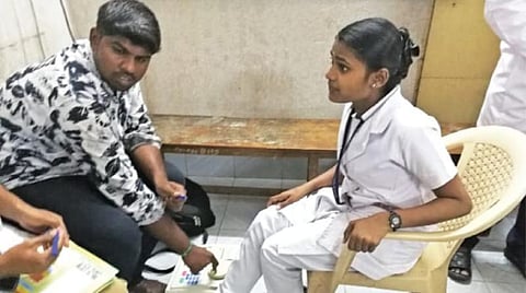 கோவை அரசு மருத்துவமனையில் காலில் எலும்பு அடர்த்தி பரிசோதனை செய்துகொண்ட செவிலியர் பயிற்சி மாணவி