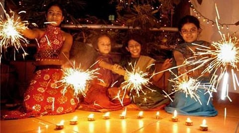தீபாவளிக்கு மறுநாள் அரசு விடுமுறை: 3 நாட்கள் தொடர் விடுமுறையால் பொதுமக்கள் மகிழ்ச்சி