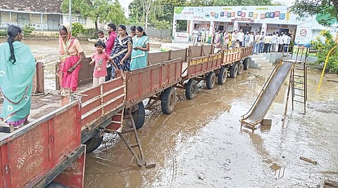மகாராஷ்டிரா சட்டப்பேரவை தேர்தலுக்கான வாக்குப்பதிவு நேற்று நடைபெற்றது. மழையின் காரணமாக புனே மாவட்டம் பாராமதியிலுள்ள ஒரு வாக்குச்சாவடிக்குச் செல்லும் வழி சேறும் சகதியுமாக இருந்ததால் டிராக்டர் டிராலிகளைக் கொண்டு மேடை போல அமைக்கப்பட்டது. அதன்வழியாக வாக்களித்துவிட்டு திரும்பும் வாக்காளர்கள். படம்: பிடிஐ