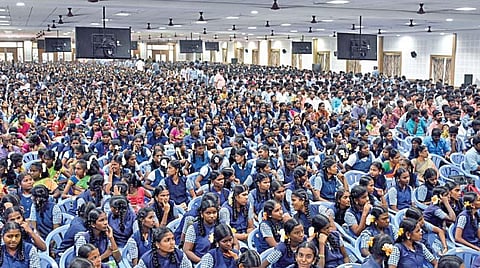 லட்சியத்தை மனஉறுதியுடன் செயல்படுத்தினால் எதிலும் வெற்றி பெறலாம்: மாணவர்களுக்கு அமைச்சர் ஆர்.பி.உதயகுமார் அறிவுரை