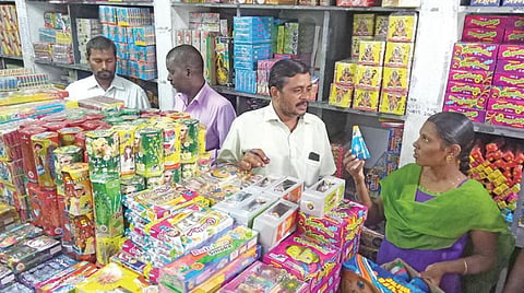 சிவகாசியில் களைகட்டிய பட்டாசு விற்பனை: 40 முதல் 75 சதவீதம் வரை தள்ளுபடி
