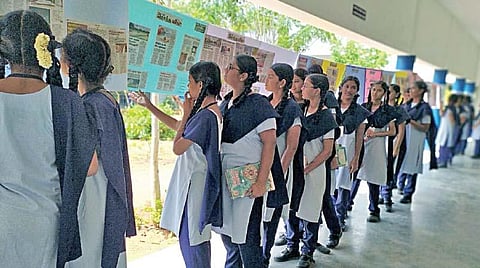 வாசிப்புத் திறன் மேம்பட தினமும் நாளிதழ்கள் படியுங்கள்: பள்ளி மாணவர்களுக்கு நூலகர் அறிவுரை