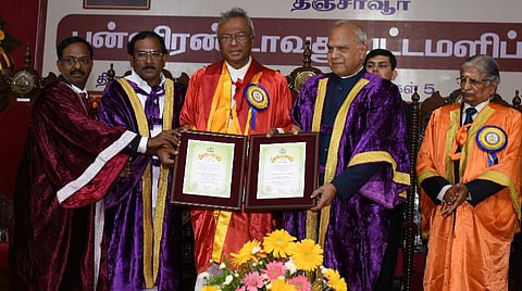 தஞ்சாவூர் தமிழ்ப் பல்கலைக்கழகத்தில் நேற்று நடைபெற்ற பட்டமளிப்பு விழாவில் ஆளுநர் பன்வாரிலால் புரோஹித், மொரீஷியஸ் நாட்டின் முன்னாள் அமைச்சர் ஆறுமுகம் பரசுராமனுக்கு மதிப்புறு முனைவர் பட்டம் வழங்கினார். உடன், அமைச்சர் க.பாண்டியராஜன், பல்கலைக்கழக துணைவேந்தர் கோ.பாலசுப்பிரமணியன் உள்ளிட்டோர்.