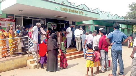 சிகிச்சைக்காக வரிசையில் காத்திருந்த பொதுமக்கள்.