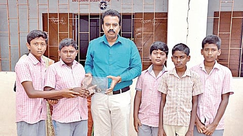 அறிவியல் துறையில் ஆர்வம் கொண்ட 370 மாணவர்களை இளம் விஞ்ஞானிகளாக உருவாக்கிய அரசு பள்ளி ஆசிரியர்