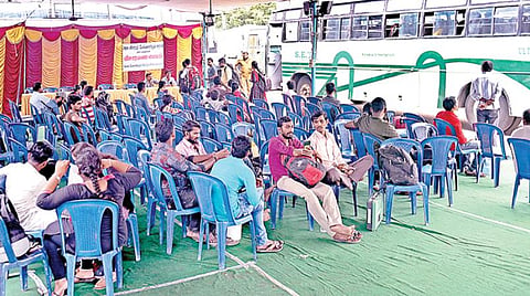 தீபாவளிக்கு சொந்த ஊர் செல்ல மக்கள் ஆர்வம்; அரசு பேருந்துகளில் முதல்நாளில் ஒரு லட்சம் பேர் பயணம்: சென்ட்ரல், எழும்பூர் ரயில் நிலையங்களிலும் கூட்டம் அதிகரிப்பு
