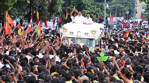 விக்கிரவாண்டி தொகுதியில் முதல்வர் பிரச்சாரத்தில் ஈடுபட்ட போது