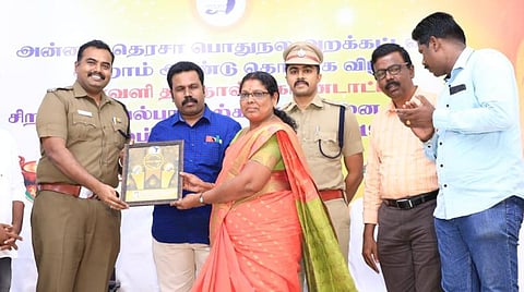 17 ஆண்டுகளாக படகோட்டி, மலையேறிச் சென்று பழங்குடிகளுக்கு பாடம் கற்பிக்கும் கேரள ஆசிரியர்: தமிழகத்தில் சிறப்பு விருது