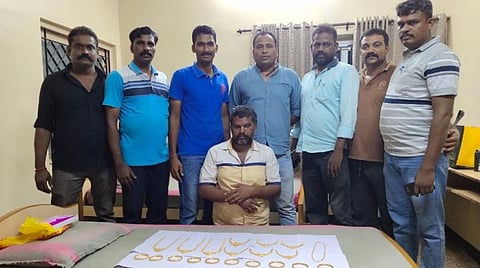 சங்கிலியைப் பறித்த திருடனைப் போராடி போலீஸில் பிடித்துக்கொடுத்த வீரப்பெண்: பிடிபட்டவரிடம் 50 பவுன் நகை மீட்பு